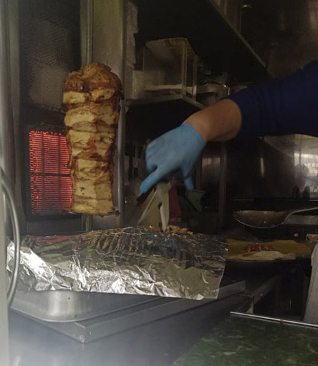 Мяса спачатку зразаюць вялікім нажом, а потым здрабняюць. Вопытныя ў прыгатаванні шаурмы кухары робяць гэта... нажніцамі.